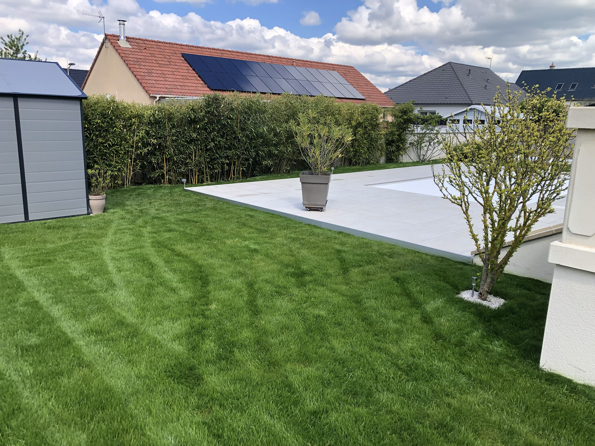 realisation-dune-terrasse-sur-plot-autour-de-la-piscine-et-realisation-dun-gazon-en-rouleau-1