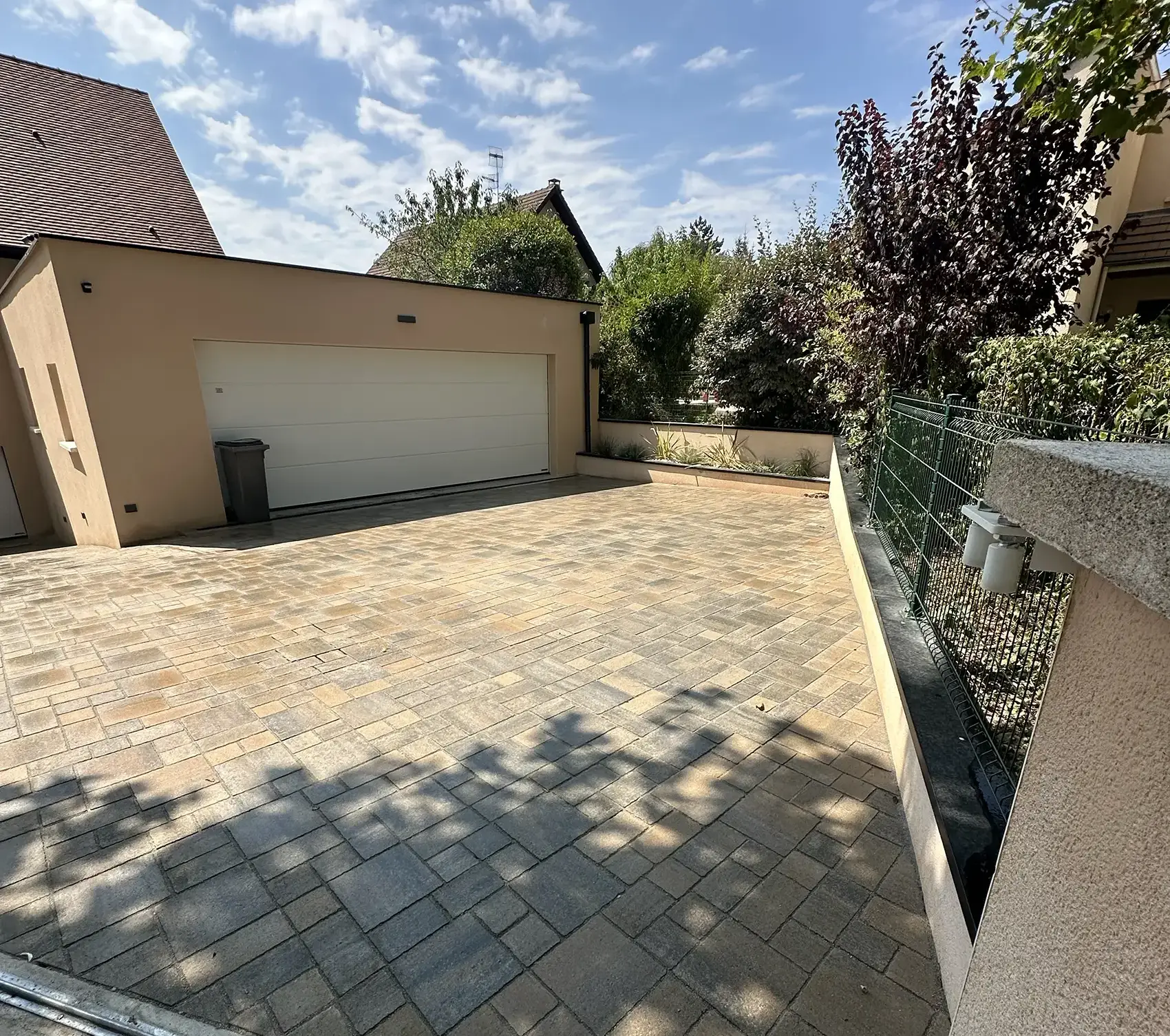 bc-paysage-dijon-installation-de-paves-multi-format-sur-une-allee-de-garage-avec-amenagement-soigne-autour-dune-residence-moderne-apres-1