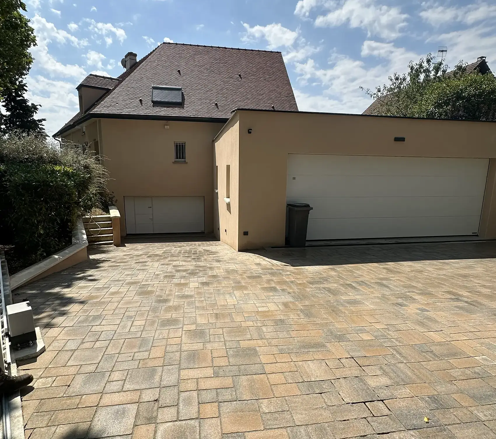 bc-paysage-dijon-installation-de-paves-multi-format-sur-une-allee-de-garage-avec-amenagement-soigne-autour-dune-residence-moderne-apres-2