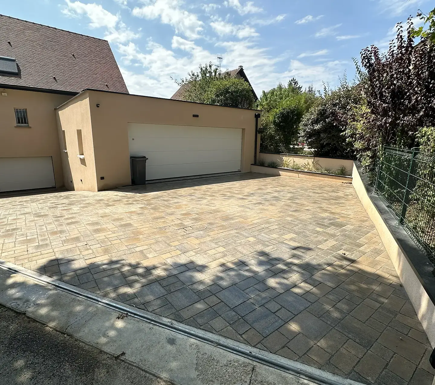 bc-paysage-dijon-installation-de-paves-multi-format-sur-une-allee-de-garage-avec-amenagement-soigne-autour-dune-residence-moderne-apres-3