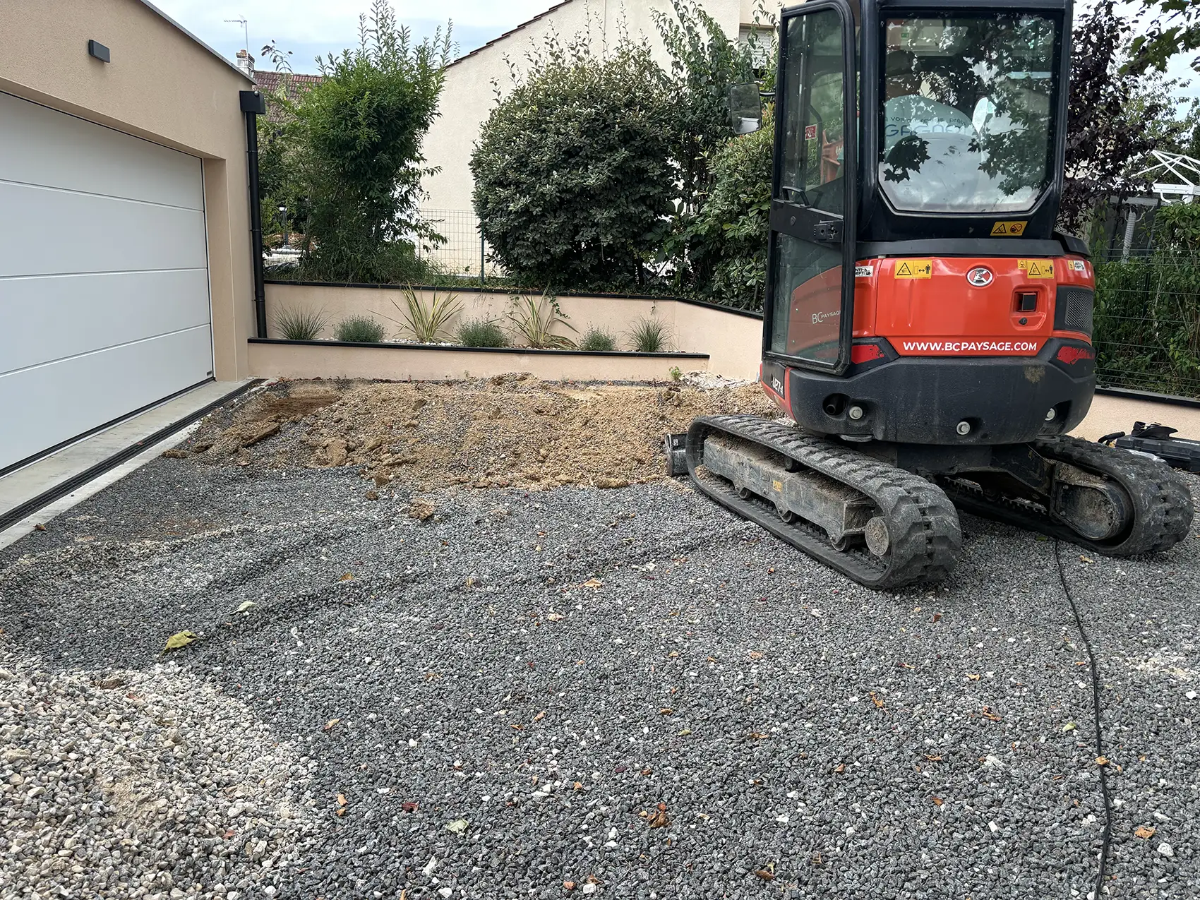 bc-paysage-dijon-installation-de-paves-multi-format-sur-une-allee-de-garage-avec-amenagement-soigne-autour-dune-residence-moderne-avant-2