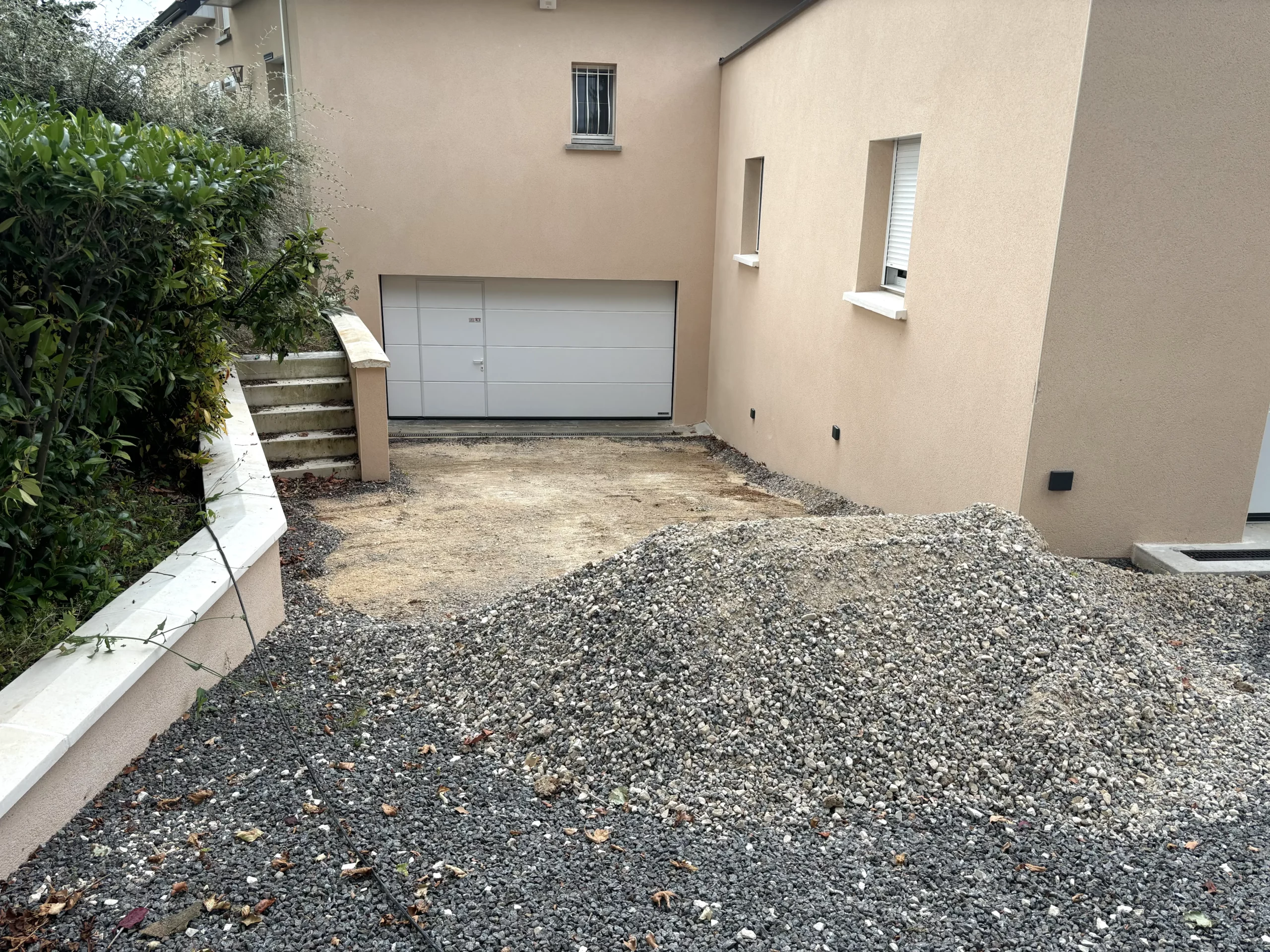 bc-paysage-dijon-installation-de-paves-multi-format-sur-une-allee-de-garage-avec-amenagement-soigne-autour-dune-residence-moderne-avant-3